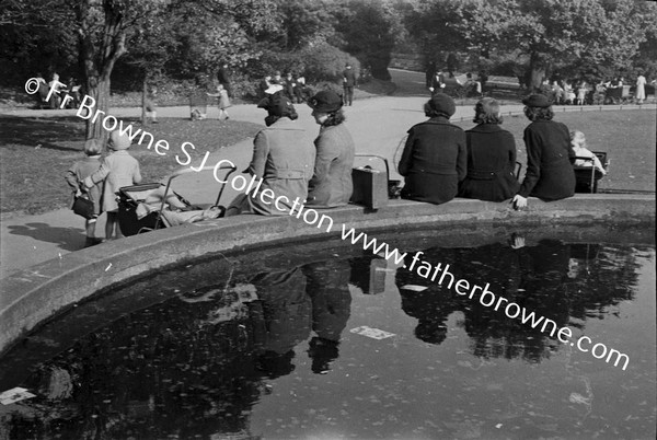 ST STEPHEN' S GREEN SITTING AT FOUNTAIN